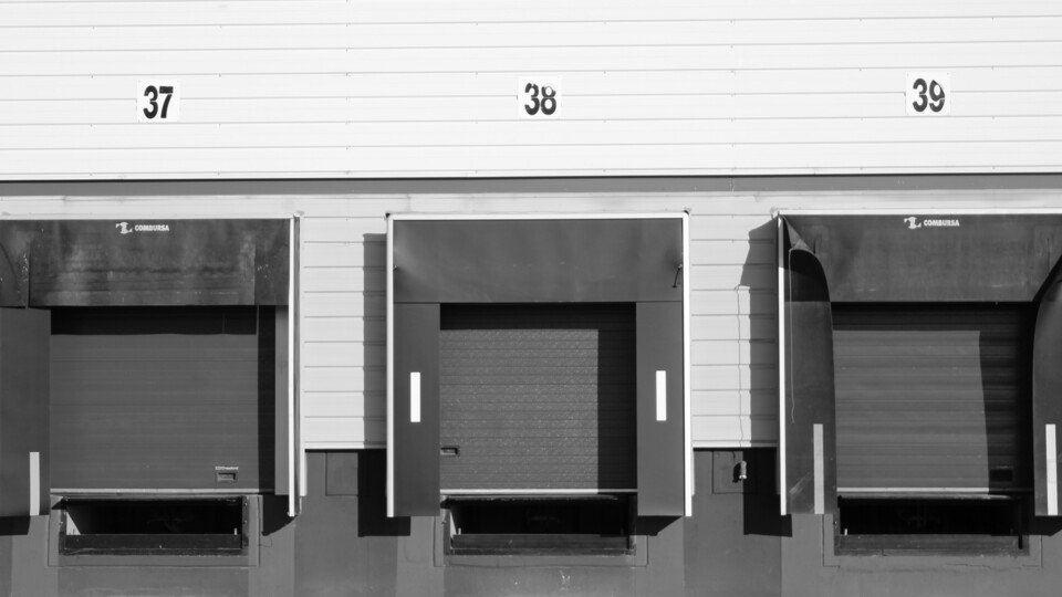 Garage-Tore mit Nummern 37, 38 und 39.