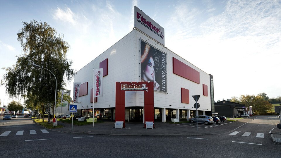 Großes Einkaufszentrum mit Parkplatz.