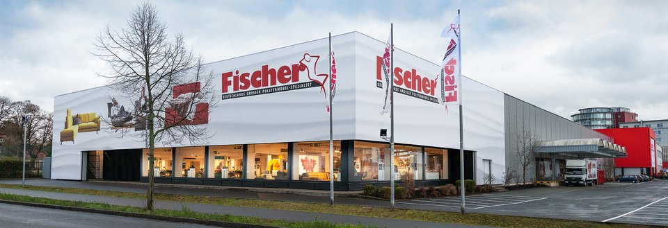Großes Möbelhaus Fischer in der Stadt.