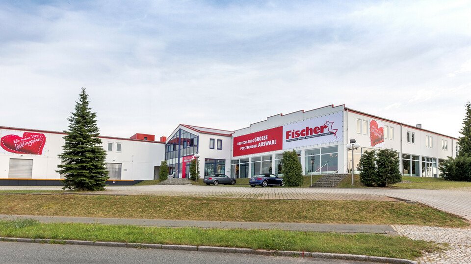 Großes Geschäftsgebäude mit Parkplätzen.