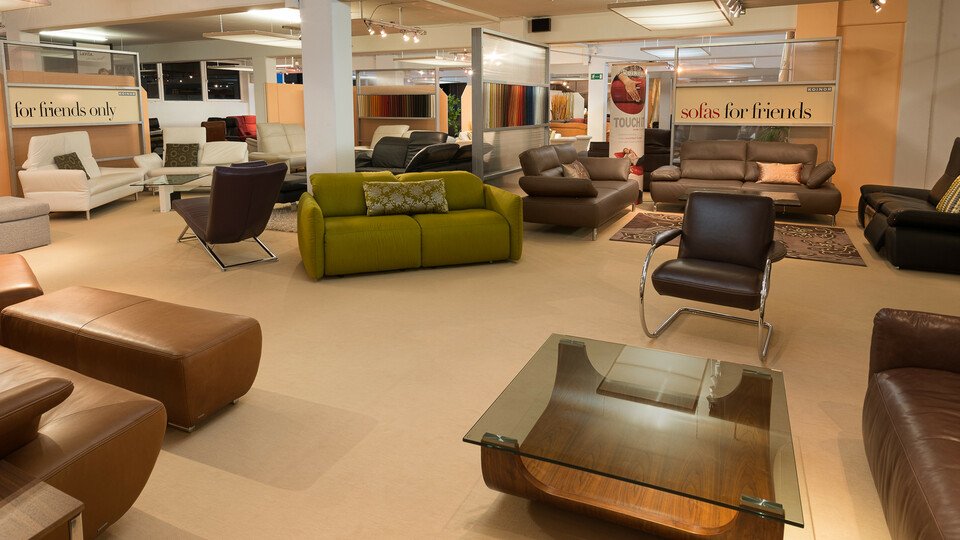 Möbelausstellung mit verschiedenen Sofas und Sitzgelegenheiten.