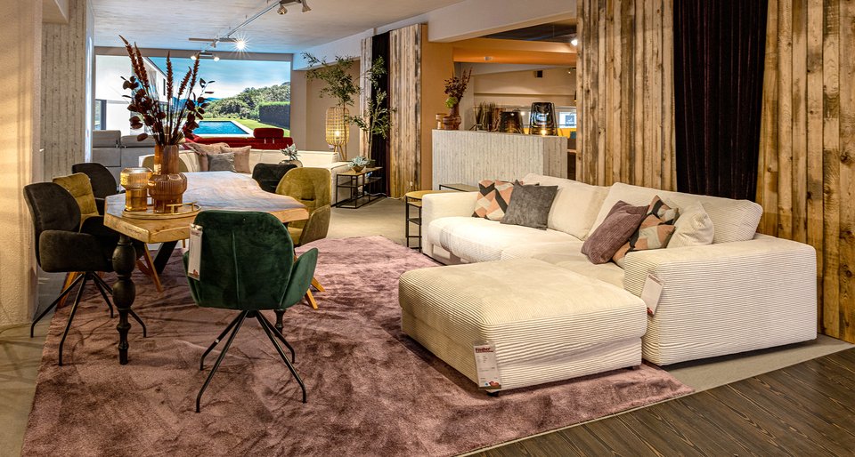 Luxuriöser Wohnraum mit Panoramablick und moderner Einrichtung.