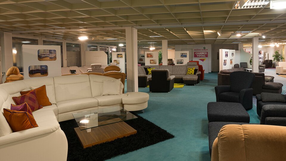 Möbelausstellung mit vielen Sofas und Sesseln.