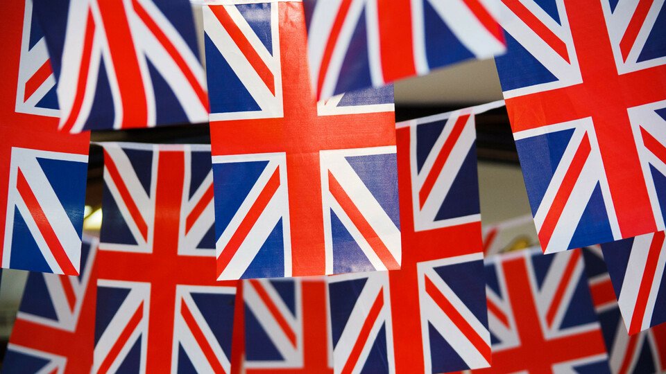 Bunte britische Flaggen in Nahaufnahme.