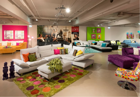 Bunte, moderne Möbel und Interieur-Dekoration.