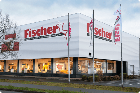 Großes Geschäftsgebäude mit Fischer-Firmenlogo