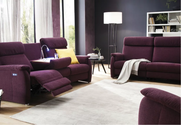 Moderne lila Wohnzimmer-Möbel im Interieur.