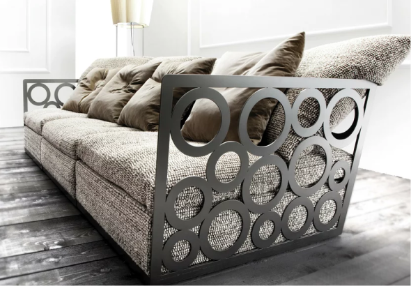 Gemütliches Sofa mit Kreisformigem Dekor.