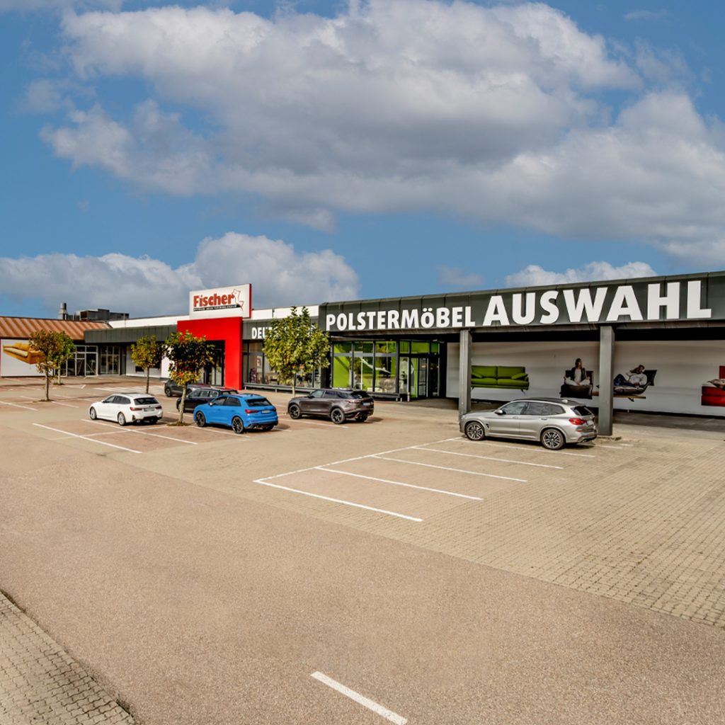 Panoramablick auf die Polstermöbel Fischer Filiale in Bruchsal mit großzügigem Parkplatz und großer Auswahl an Sofas, Sesseln und Boxspringbetten.