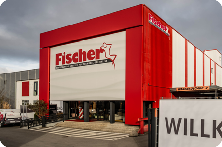 Großes Geschäftsgebäude mit Fischer-Firmenlogo