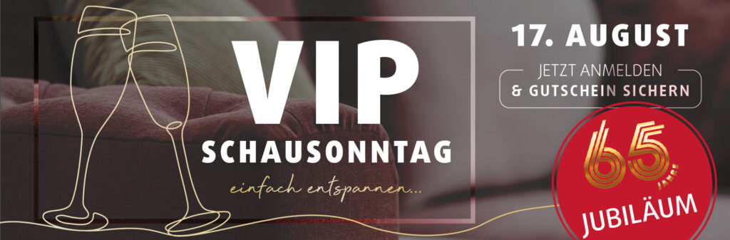 Einladung zum VIP-Schausonntag am 17. August bei Polstermöbel Fischer mit stilisiertem Sektglas, rotem Sofa im Hintergrund und Jubiläumslogo „65 Jahre“.