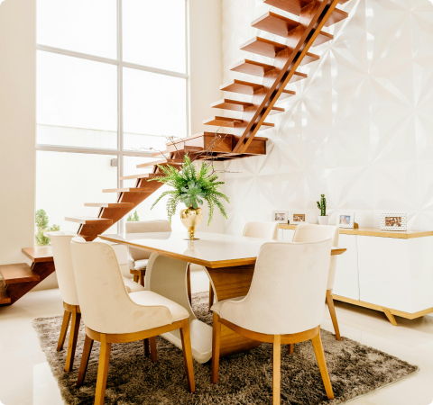 Moderne Innenarchitektur mit holzener Treppe und Essbereich.