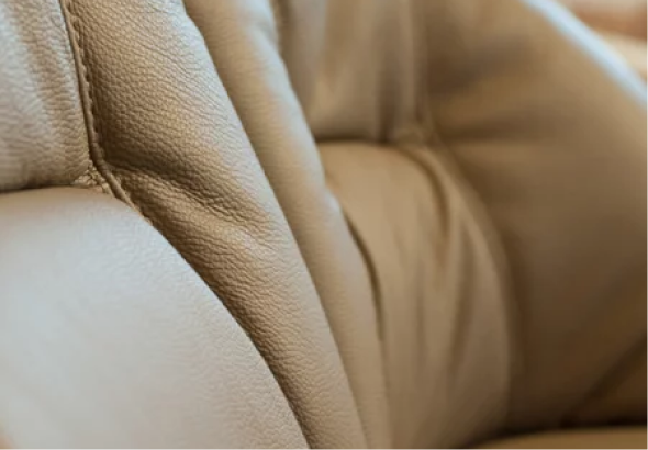 Textur und Schatten eines grauen Polstersofas.