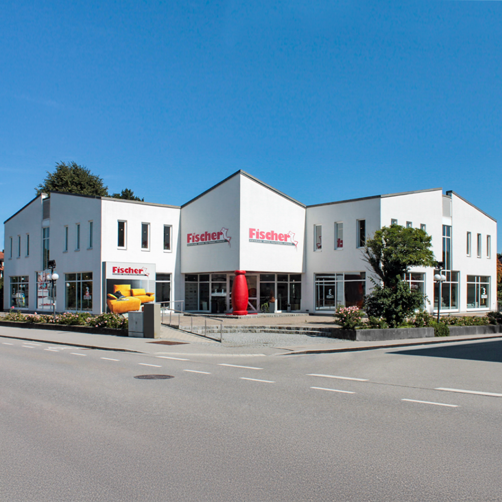 Mehrstöckiges Möbelhaus "Fischer" mit Schaufenstern und Skulptur