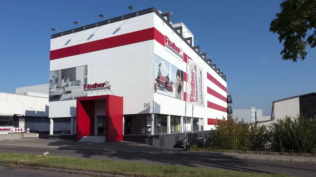 Großer moderner Möbelhausfassade mit Fischer-Logo.