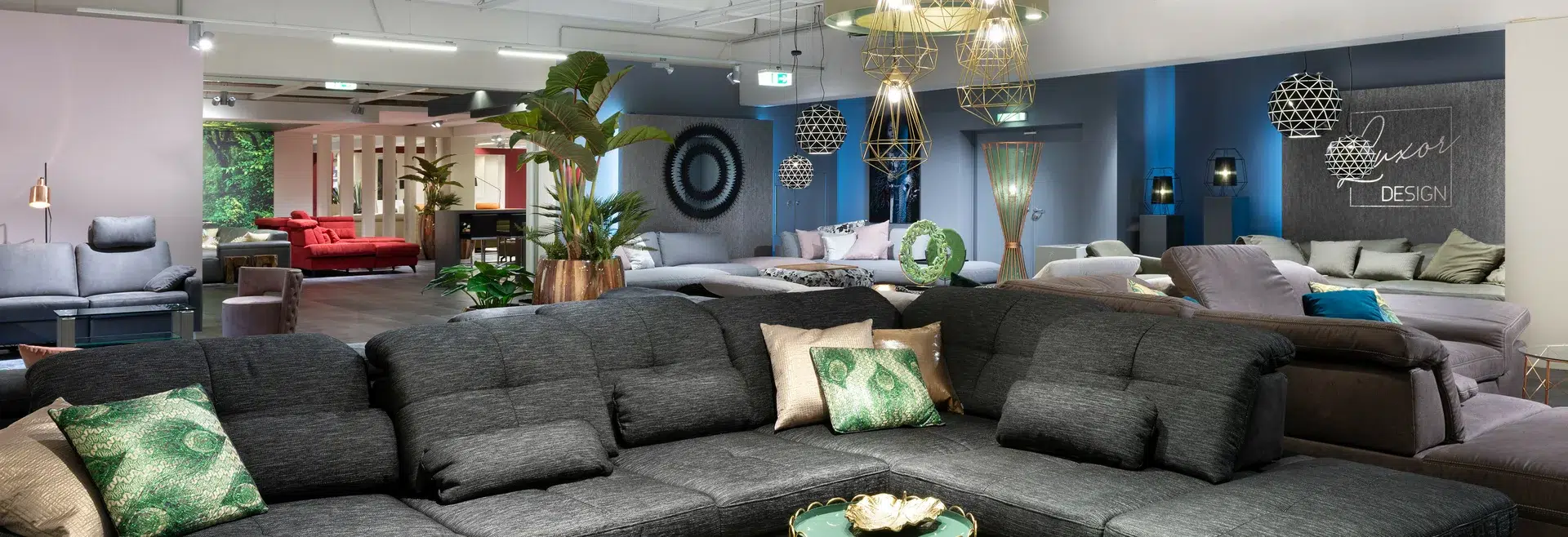 Modernes Wohnzimmer mit Sofas und Dekoration.