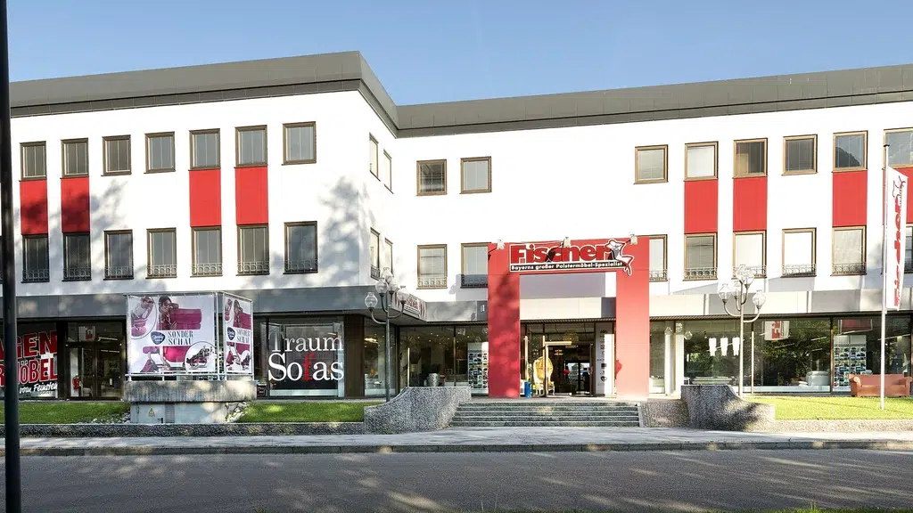 Modernes Einkaufszentrum mit Fassadengestaltung.