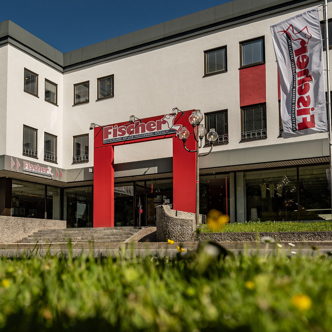 Modernes Einkaufszentrum mit Fassadengestaltung.