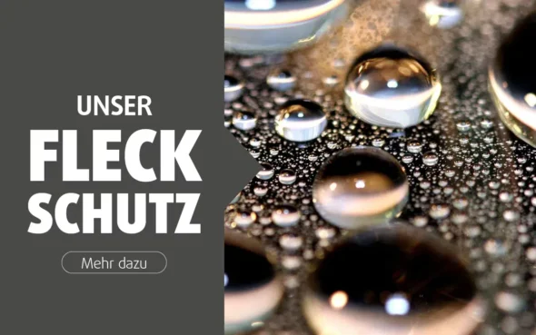 Wassertropfen auf glänzendem schwarzem Hintergrund.