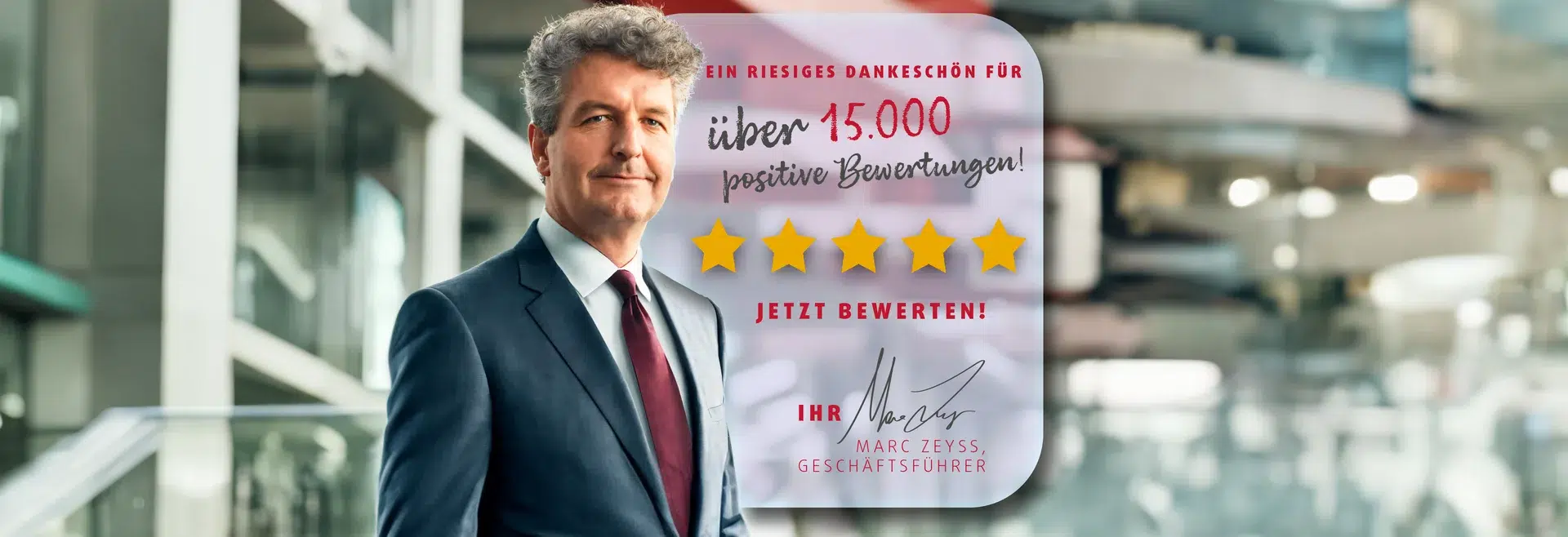 Mann mit Anzug bedankt sich für positive Bewertungen.