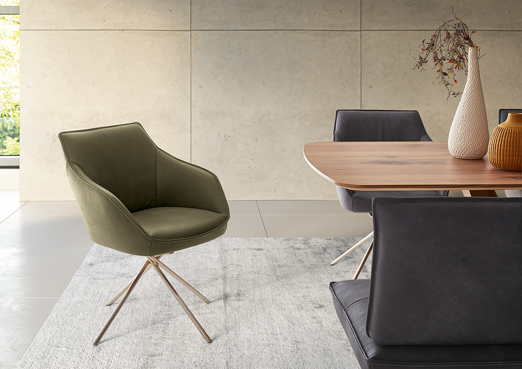 Moderner Esszimmerstuhl in Olivgrün mit feinem Lederbezug und filigranem Metallgestell im Koinor-Dining-System von Polstermöbel Fischer.
