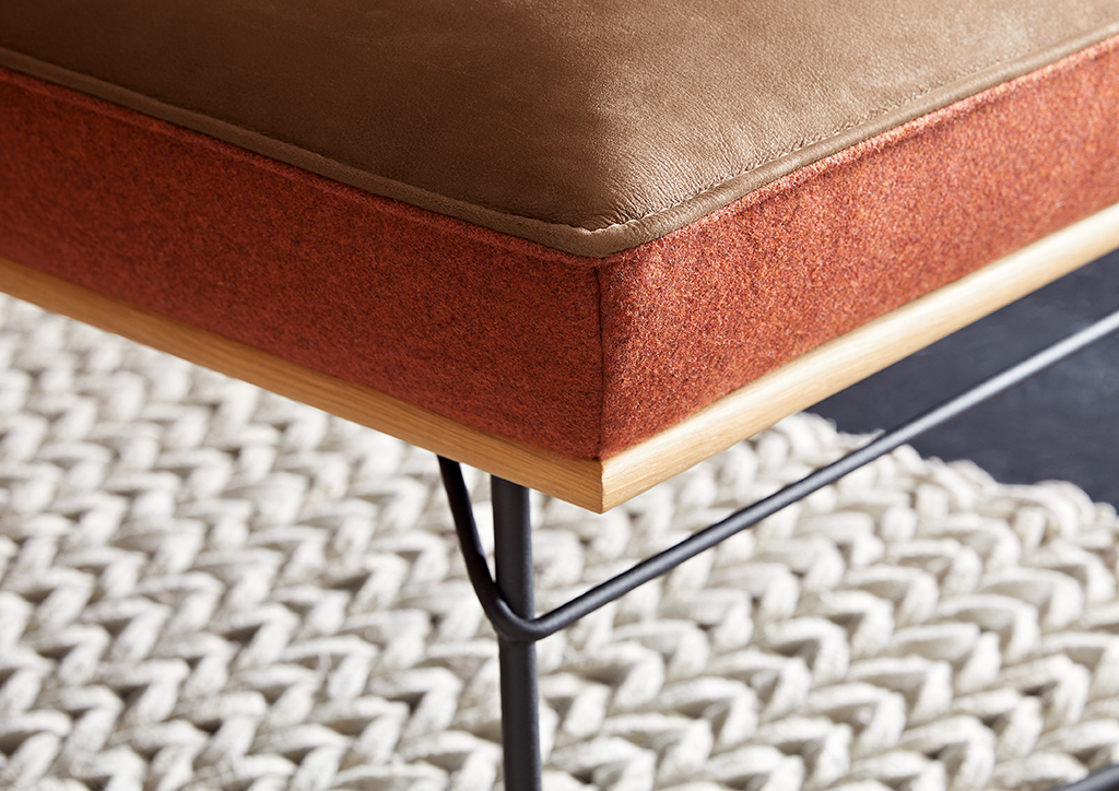 Detailaufnahme einer Polsterbank mit Leder-Sitzfläche und Wollfilz-Korpus in Rostorange aus dem Koinor-Dining-Sortiment bei Polstermöbel Fischer.