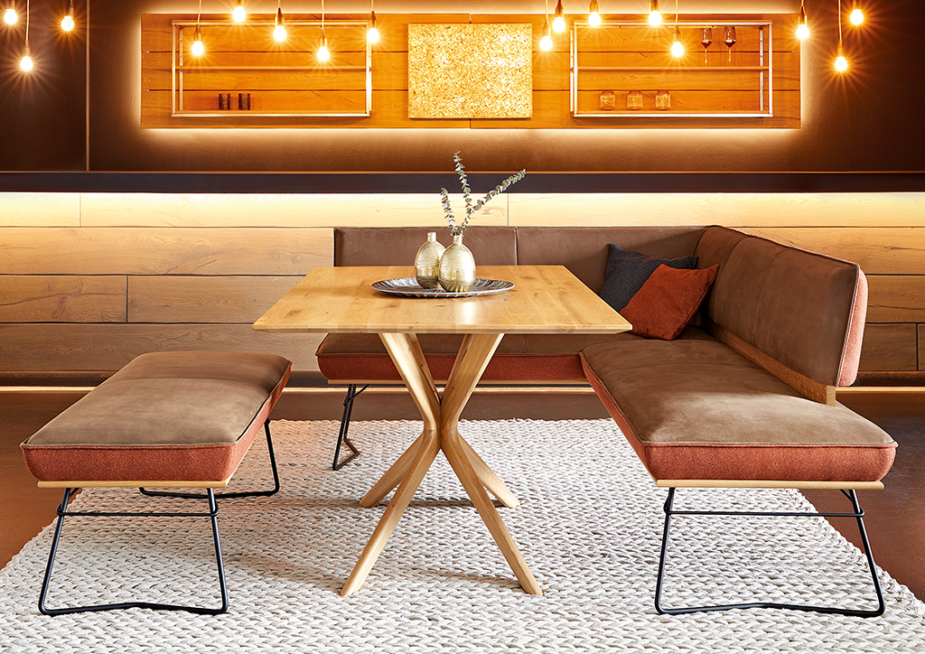 Massivholz-Esstisch mit formschönen Stühlen und Lederbezug im Dining-System von Koinor, erhältlich bei Polstermöbel Fischer.