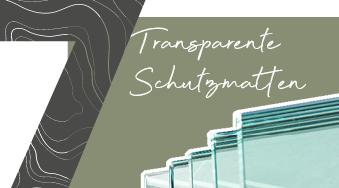 Transparente Schutzmatten in geordneten Reihen auf grünem Hintergrund.