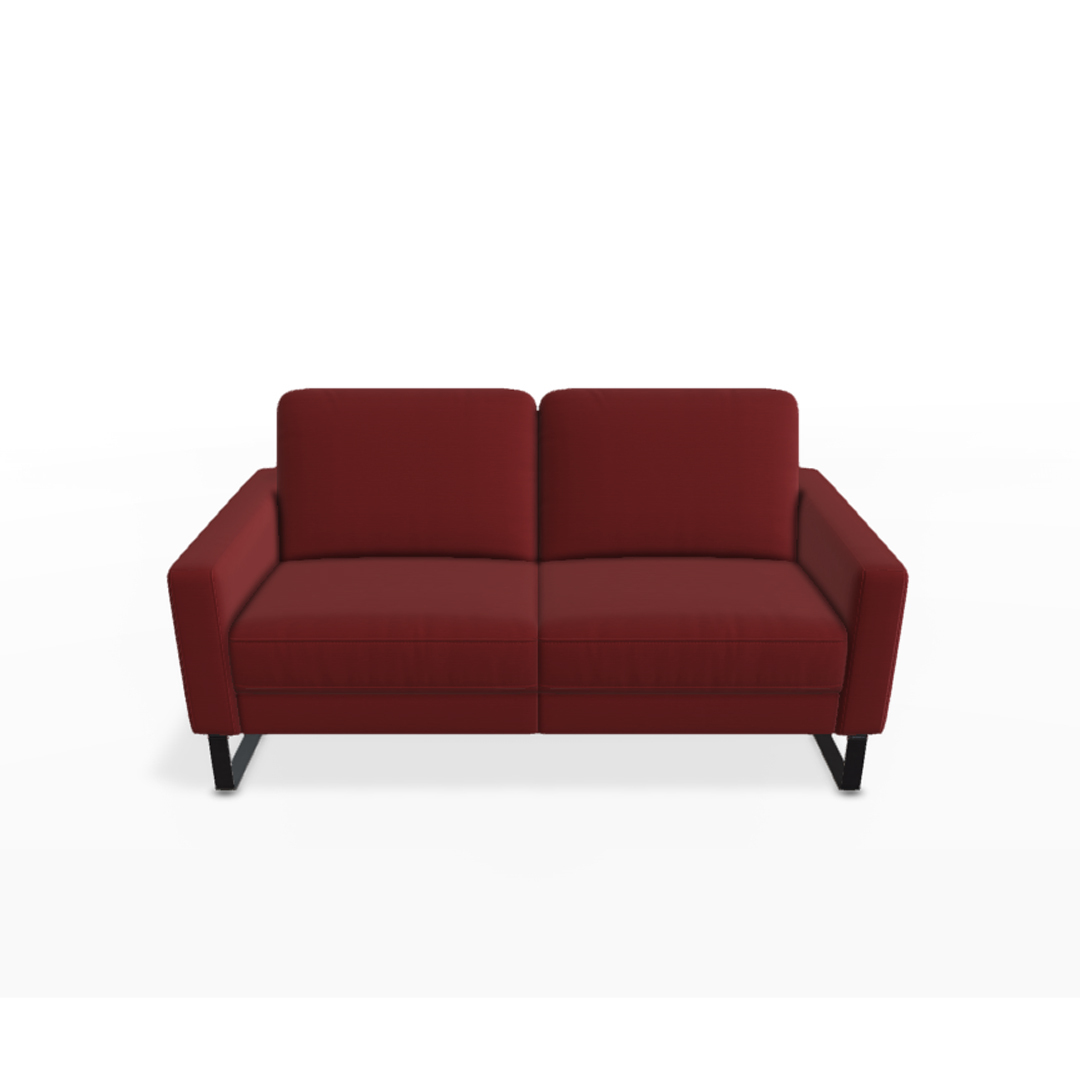 Rotes zweisitziges Sofa auf weißem Hintergrund.
