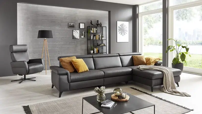 Modernes Wohnzimmer mit Ledersofa und Dekorationen.