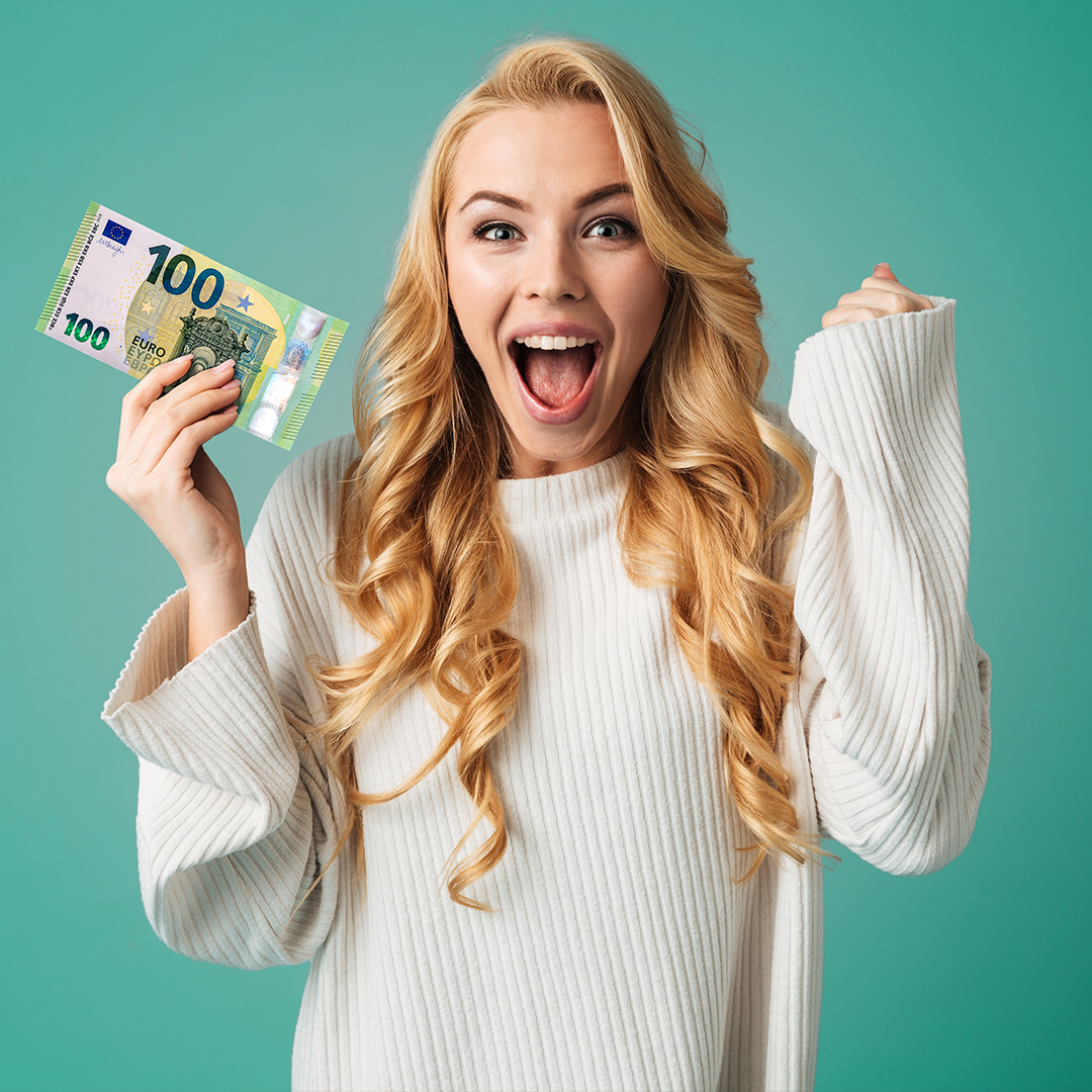 Frau hält mit Freude 100 Euro-Schein.