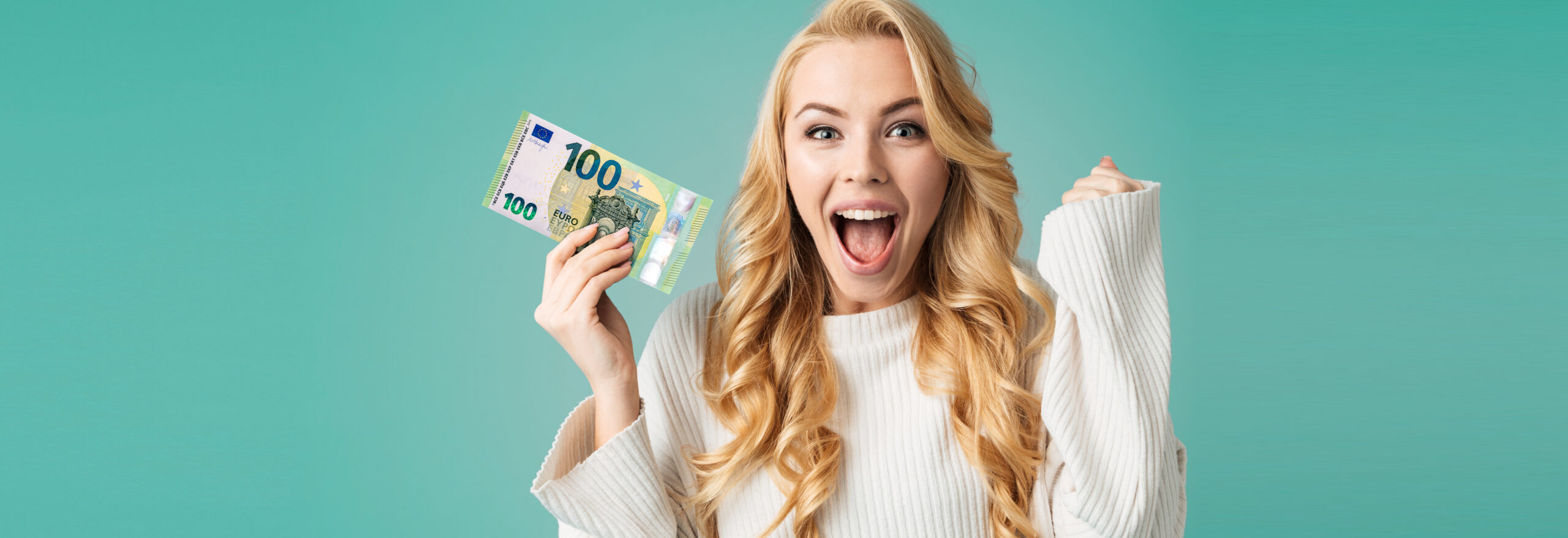 Fröhliche Frau mit Geld in der Hand.