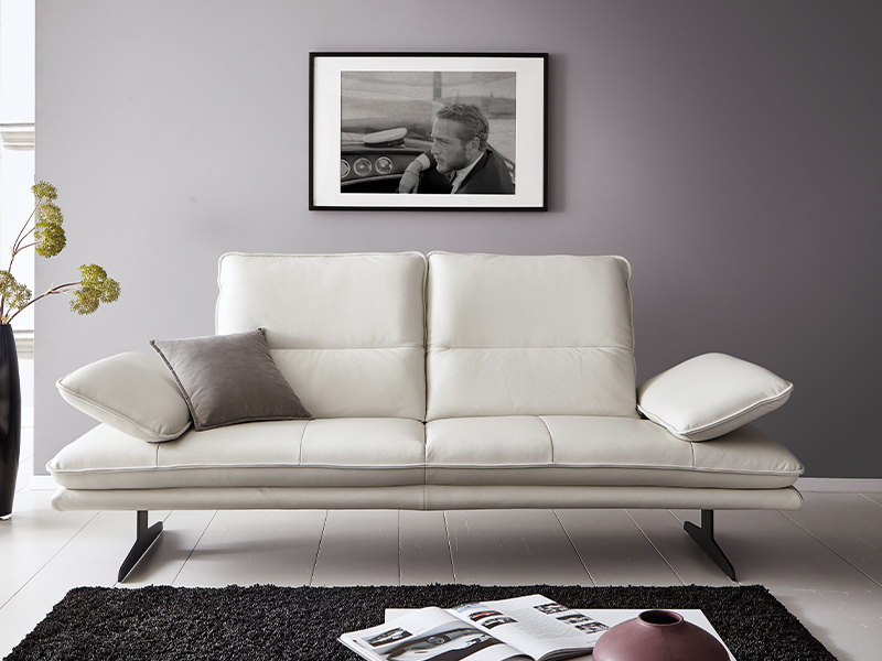 Schwarz-Weißes Porträt im Wohnzimmer.
