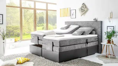 Modernes Boxspringbett in hellem Schlafzimmer.