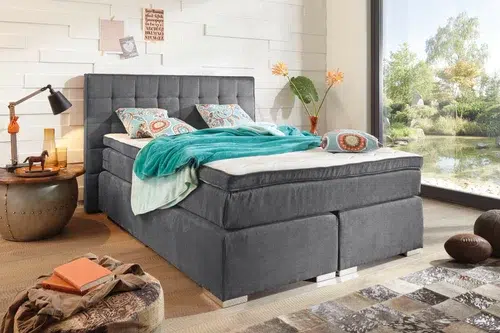 Gemütliches Schlafzimmer mit Ausblick auf Natur.