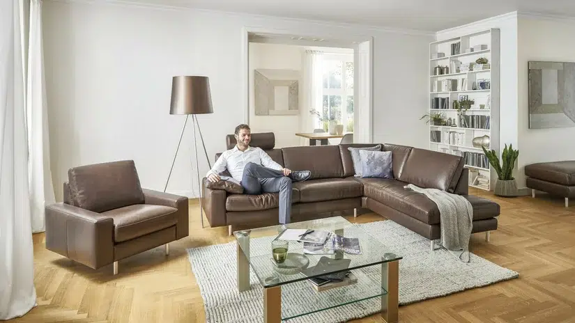 Gemütliches Wohnzimmer mit Ledersofa und Dekor.