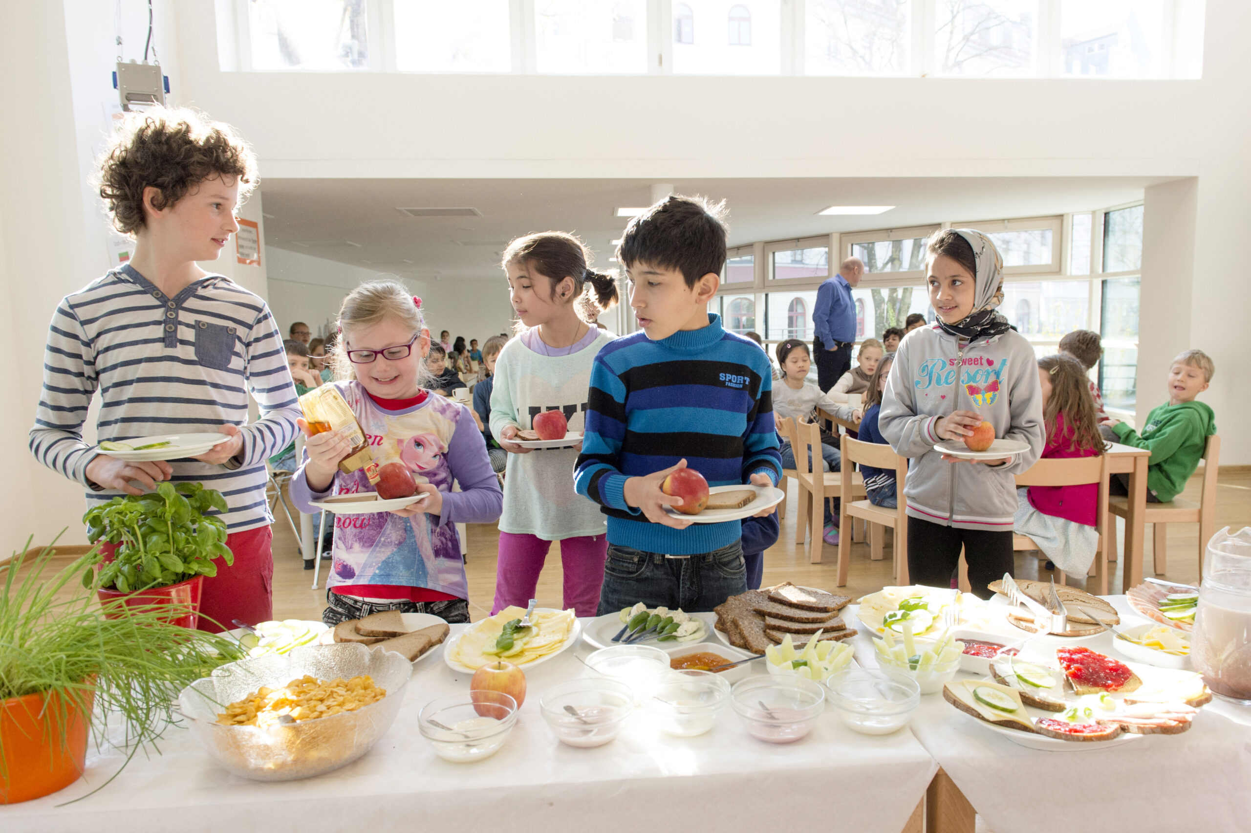 Kinder beim gesunden Mittagessen in der Schule.