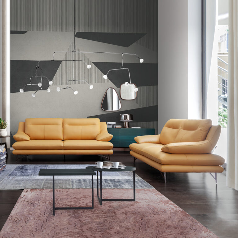 Modernes Wohnzimmer mit gelben Sofas und modernen Dekorationen.