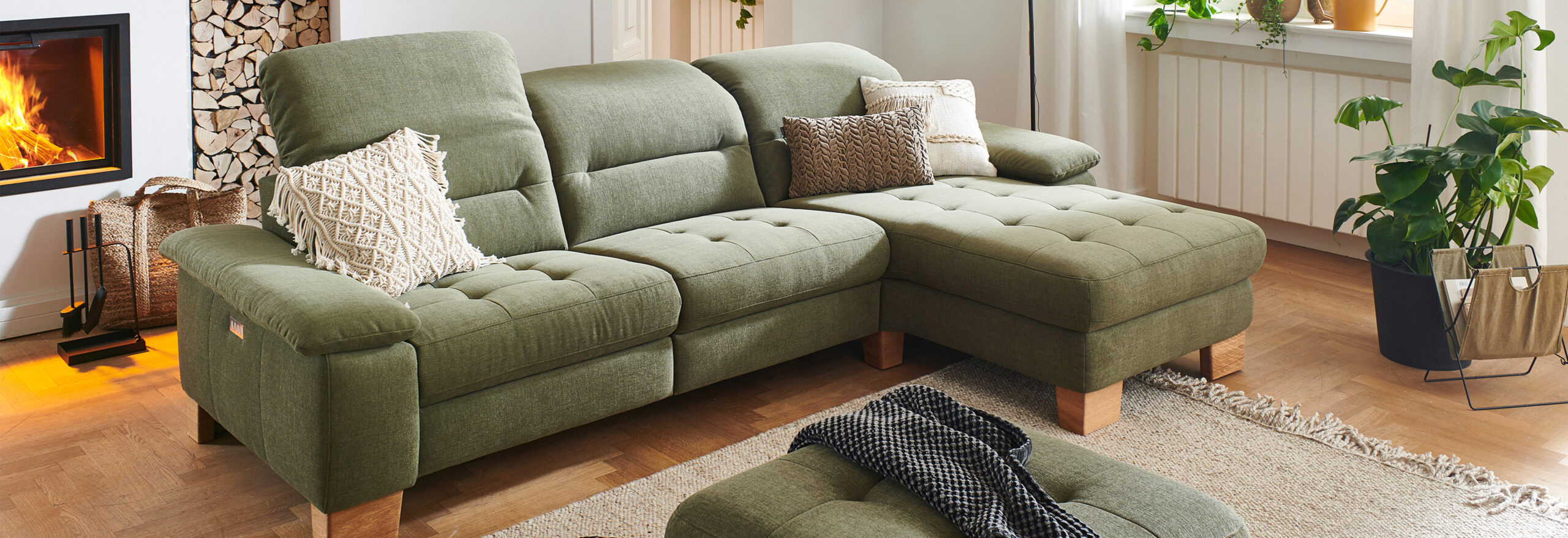 Gemütliches Ecksofa mit Kissen im Wohnzimmer.