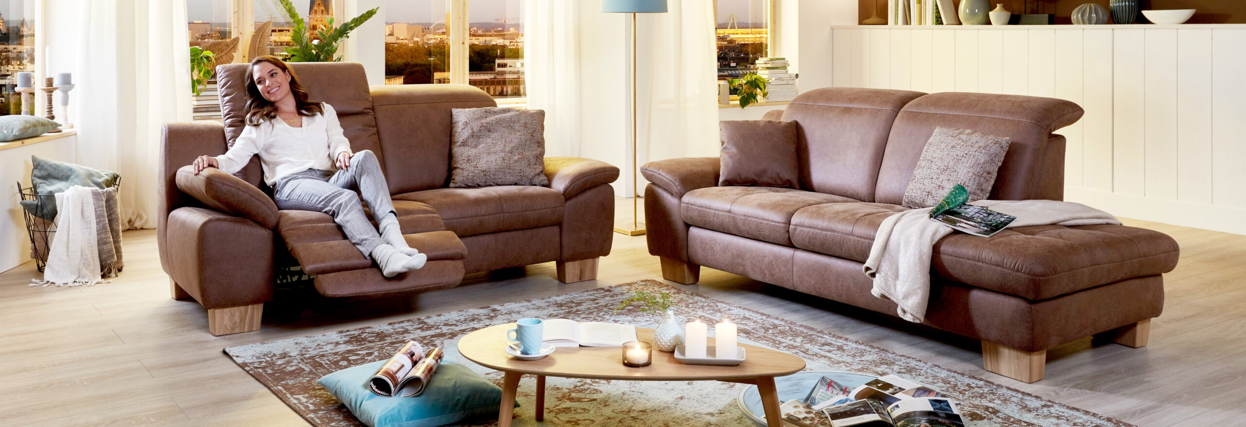Gemütliches Wohnzimmer mit Ledercouch und Kaffeetisch.