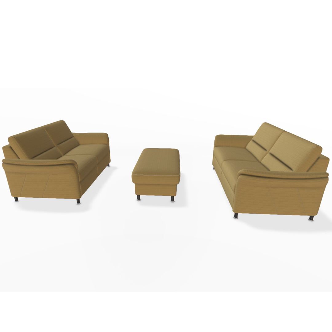 Beige Sofas mit Hocker.