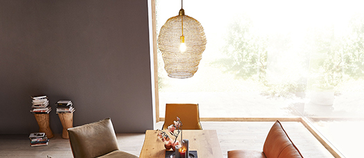 Gemütliche Sitzecke mit Lampe und Fensterblick.