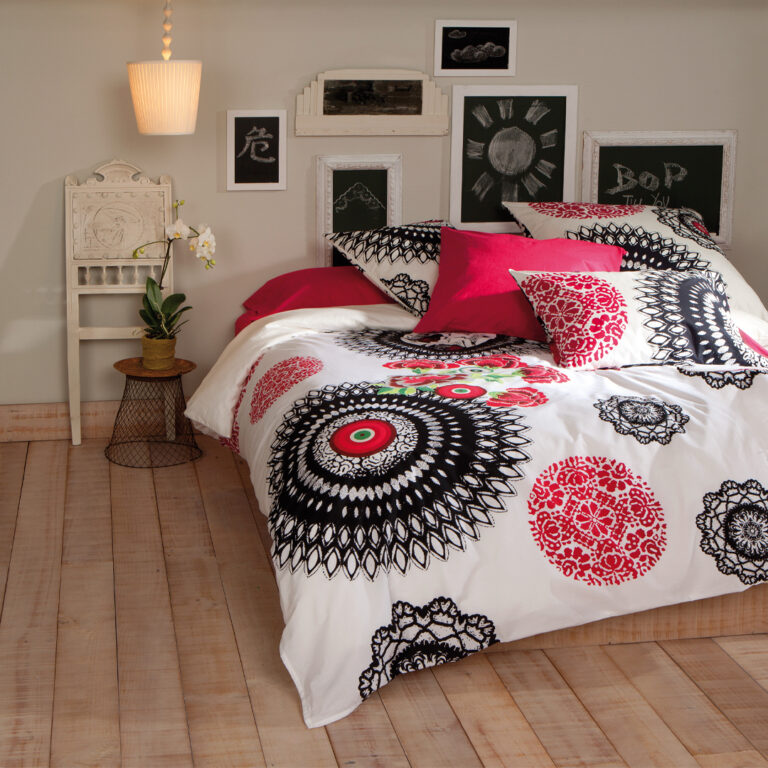Bunt gemusterter Schlafraum mit Kunst an der Wand.