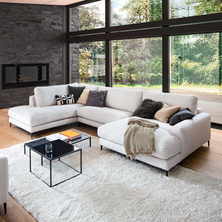 Modernes Wohnzimmer mit großen Fenstern.
