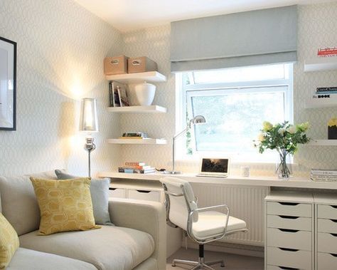 Helles, gemütliches Arbeitszimmer mit Fenster.