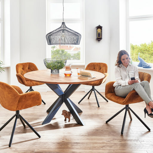 Gemütliches Esszimmer mit Vintage-Möbeln.