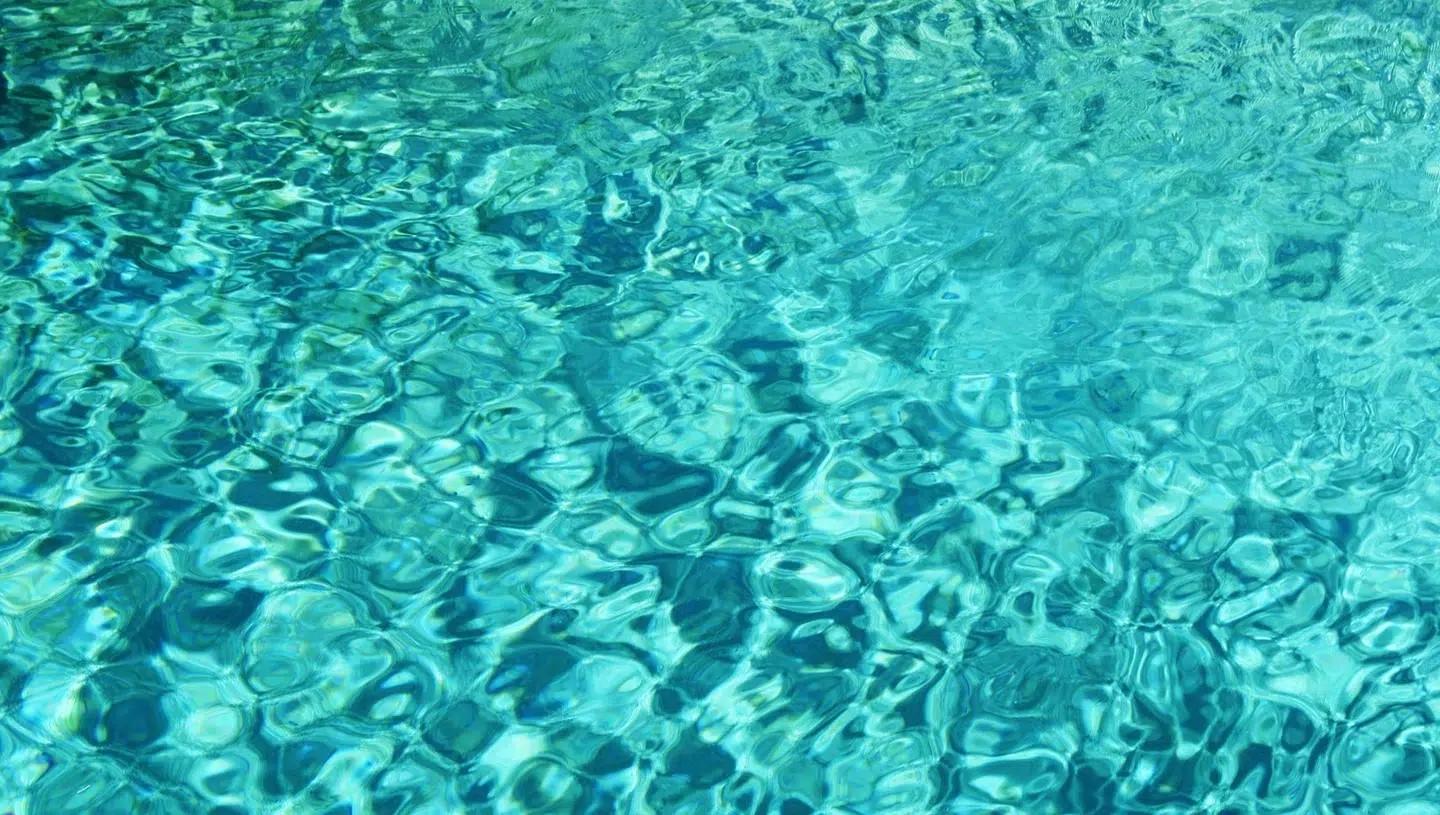 Kristallklares, grünblaues Meerwasser, wild und geschmeidig.