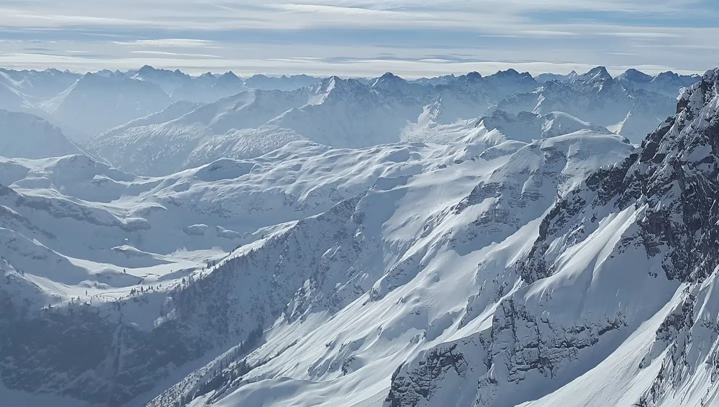 Verschneite Bergspitzen, majestätische Landschaft.