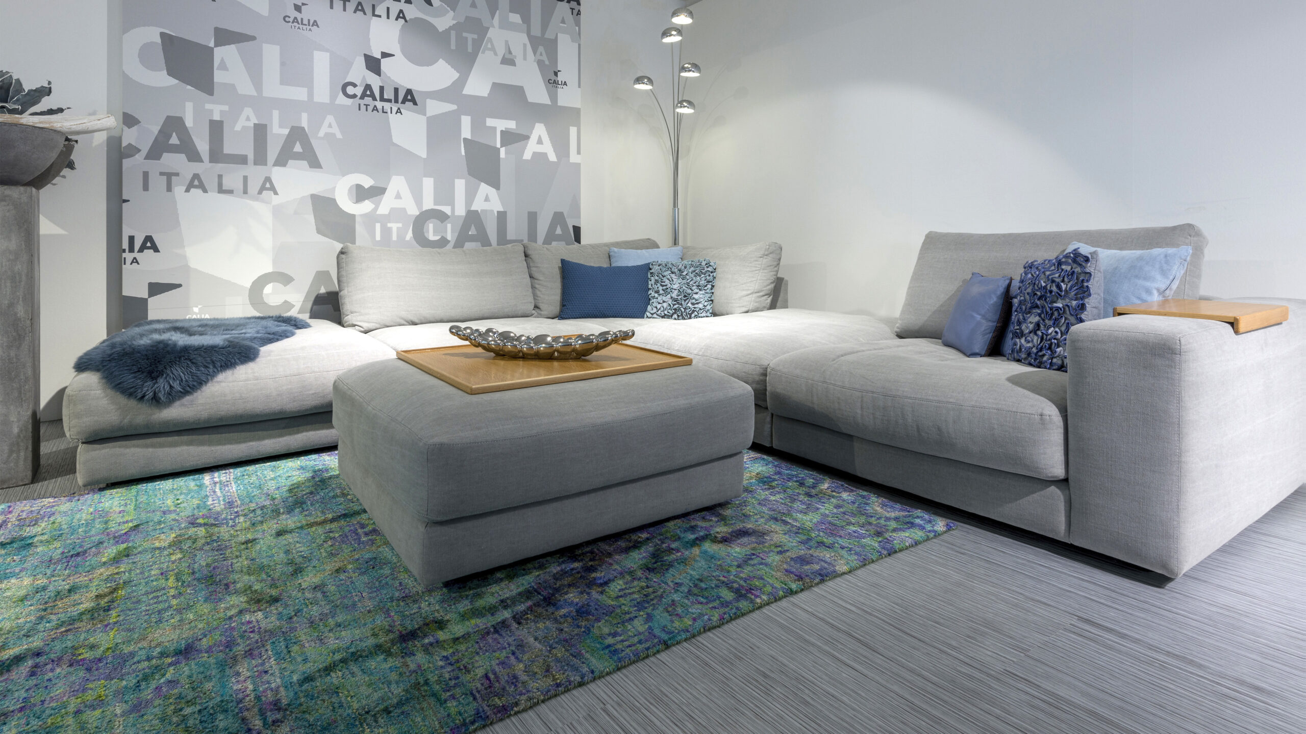 Modernes italienisches Interieur mit gepolsterter Sitzgarnitur.
