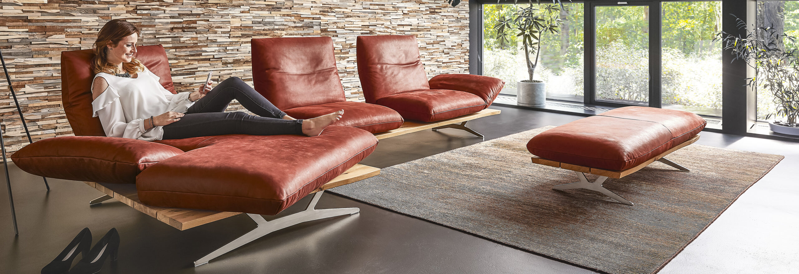 Moderne Wohnzimmer-Möbel in elegantem Interieur.